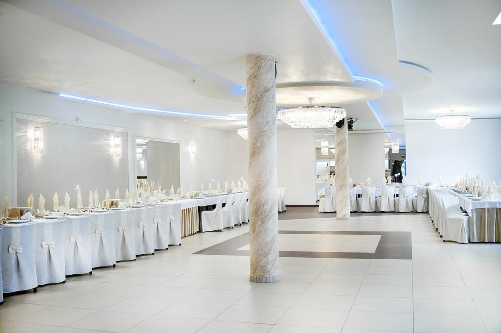 Pelikan Aleksandrów Łódzki Exterior foto