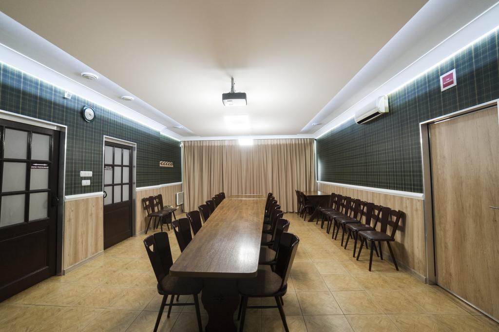 Pelikan Aleksandrów Łódzki Exterior foto